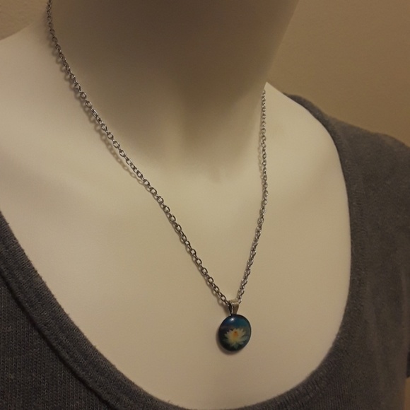 Lilly necklace - Picture 2 of 4